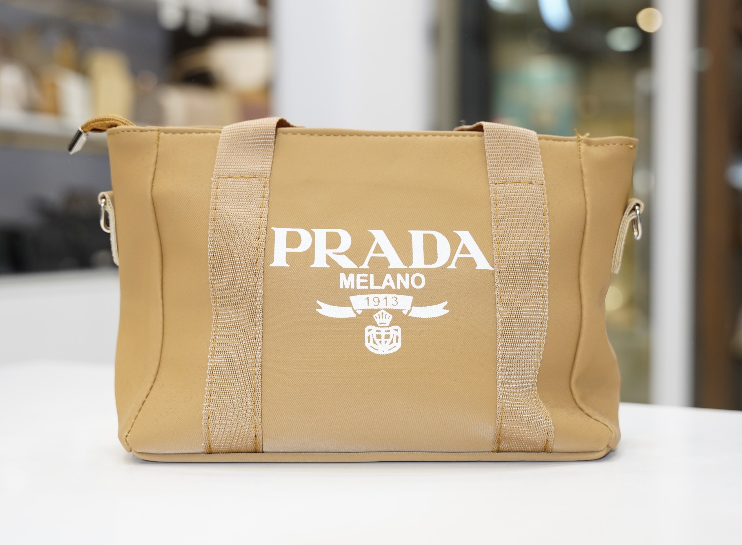 کیف دوشی زنانه پرادا کرم کاراملی برزنتی