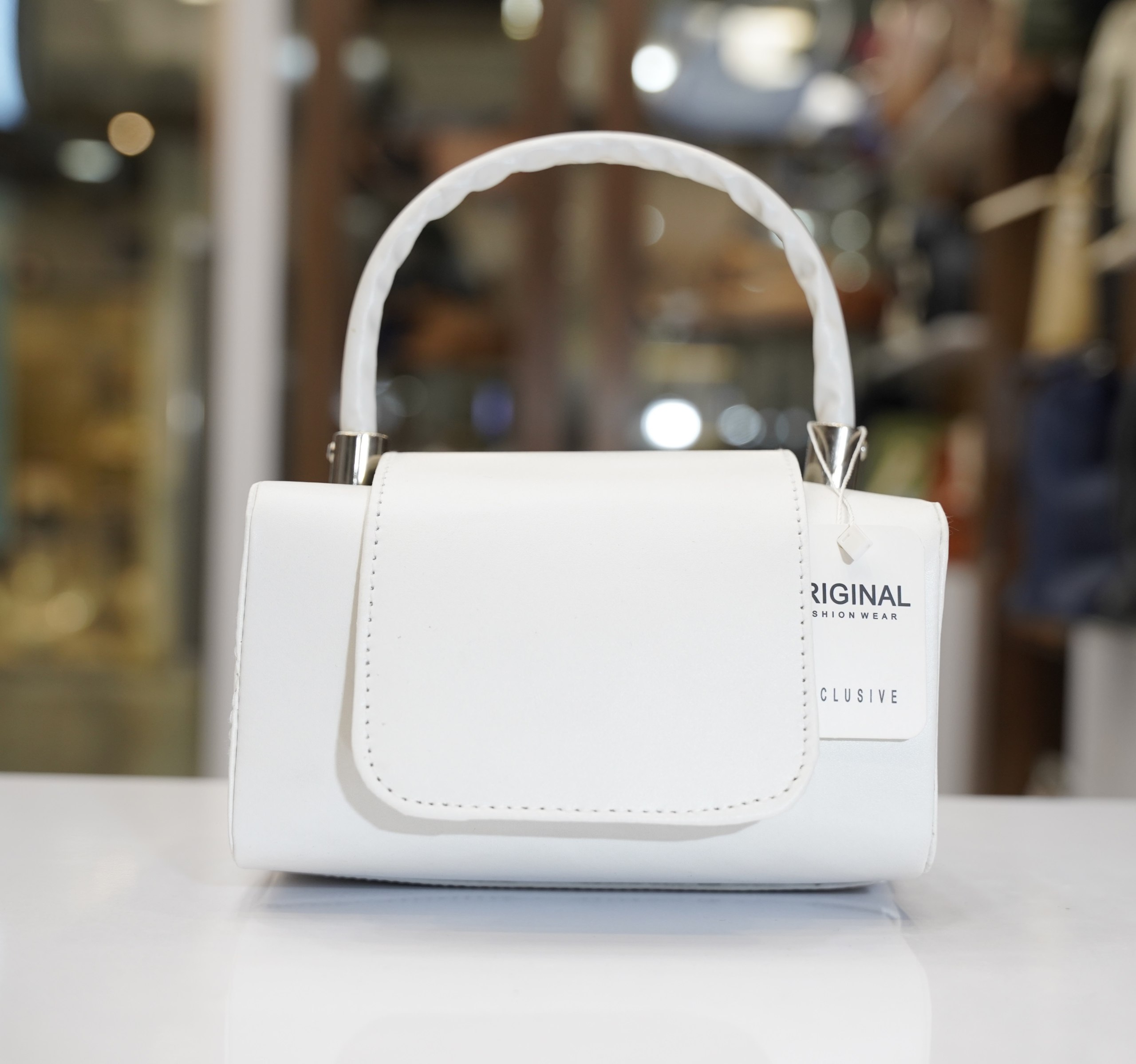 کیف دوشی زنانه مدل زارا سفید، با دسته دستی و بند دوشی قابل تنظیم، مناسب استایل رسمی و روزمره